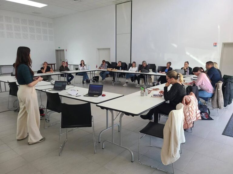Mathilde Heyral anime une formation aux marchés publics pour des entreprises à Nîmes (Gard)