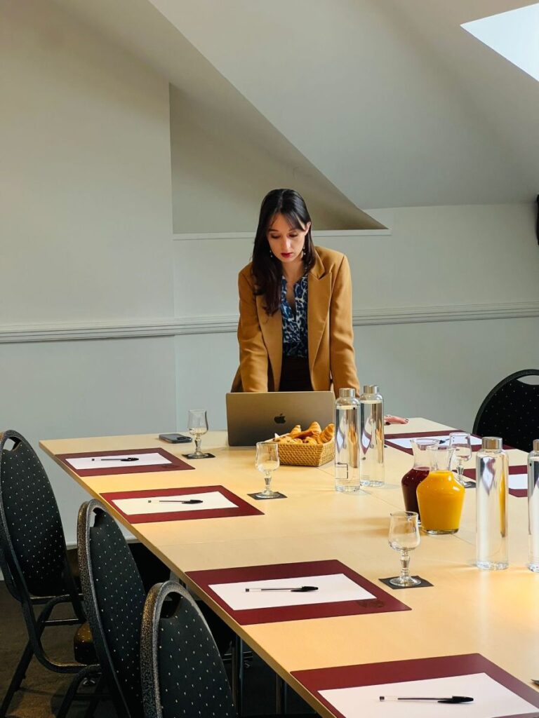 Mathilde Heyral dans une salle de formation intra-entreprise préparée pour une session marchés publics