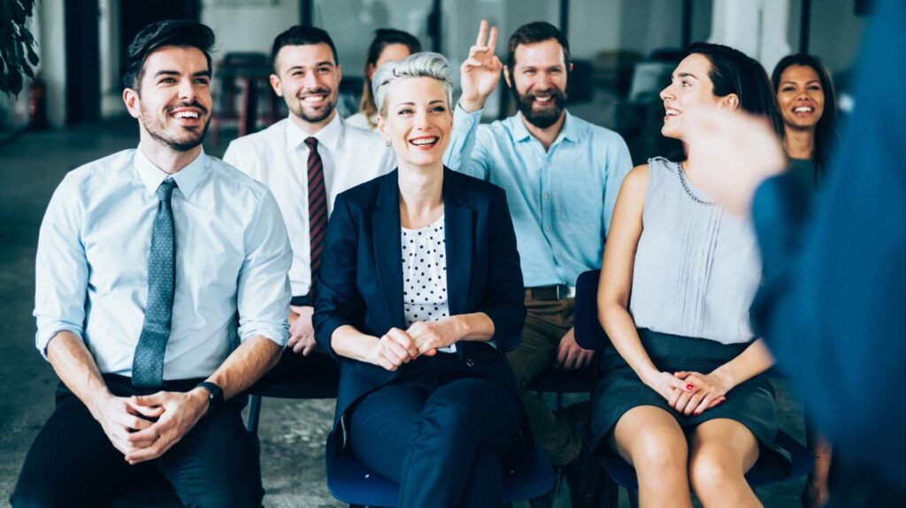 Équipe d’entreprise souriante participant au webinaire de MH Formations sur les appels d’offres